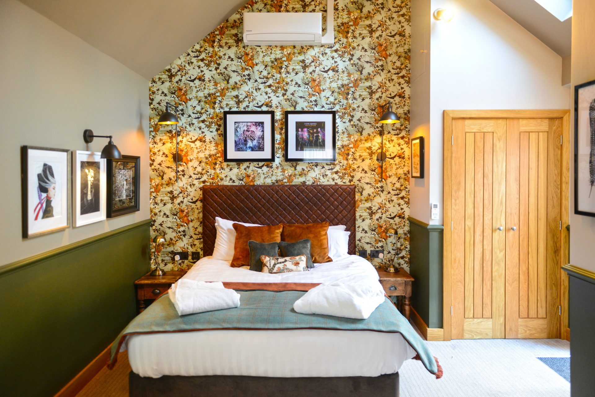 DV8 DESIGNS AWARD WINNING INTERIOR DESIGN COMMERCIAL INTERIOR DESIGNERS HOSPITALITY INTERIOR DESIGNERS LEE BIRCHALL INTERIOR DESIGN SPEAKER INTERIOR DESIGN CONSULTANT WARRINGTON INTERIOR DESIGNER CHESHIRE INTERIOR DESIGNERS NORTHWEST INTERIOR DESIGNERS UK INTERIOR DESIGNERS TRANSFORMING PLACES ENHANCING SPACES GUINNESS ARMS ICKLINGHAM PUB INTERIOR